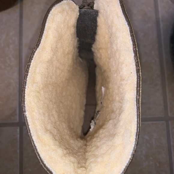 COBBIES satin Sherpa tassel boots women’s size 8.5 - Picture 16 of 16